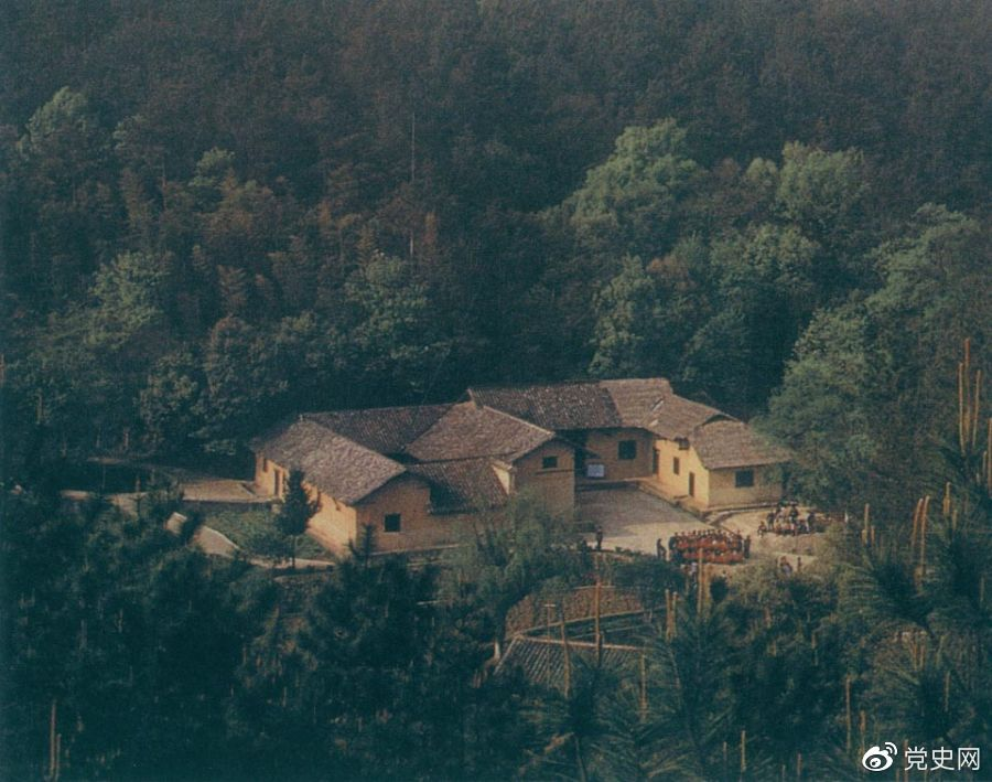 毛澤東故居——湖南省湘潭縣韶山?jīng)_上屋場。1893年12月26日，毛澤東在這里誕生。